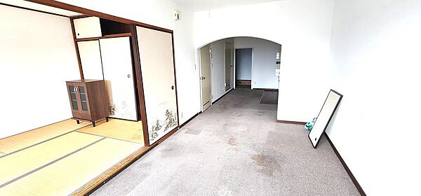 おしゃれなアーチ状の垂れ壁