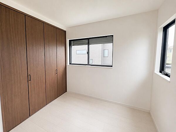 大きなクローゼットは収納家具が不要なほどです♪