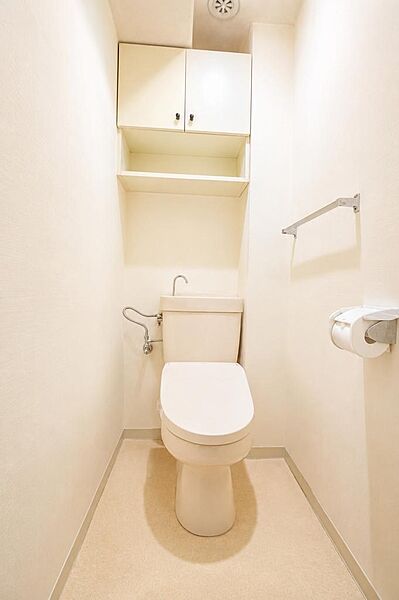 収納豊富なトイレです♪