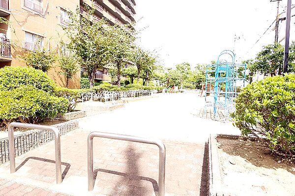マンションに隣接した公園です♪