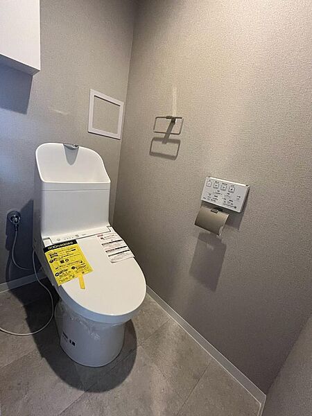 落ち着いた色合いのトイレです♪