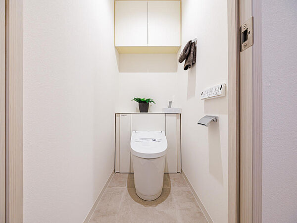 白を基調とした、清潔感あふれるスタイリッシュなトイレ空間。