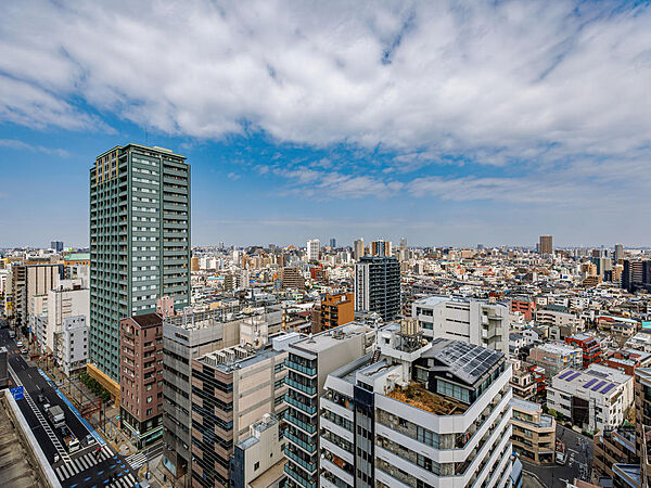 目の前に広がる大パノラマの都会の景色を、プライベートに贅沢に楽しめます。