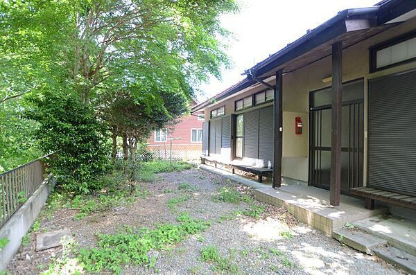 玄関前に広いスペースあり