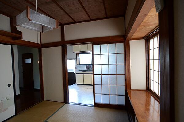 出窓には飾り棚としても