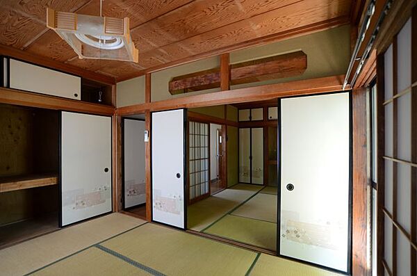 収納もあり明るい和室