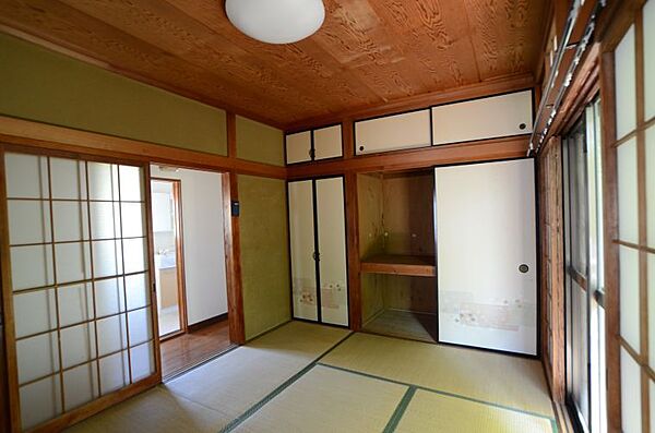 6畳の和室には一間半の収納。