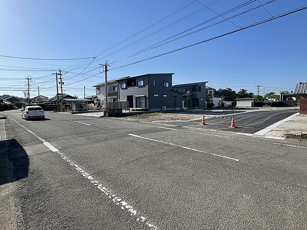 住宅地の通りに面しており、徒歩圏内にバス停あり交通量も穏やか。