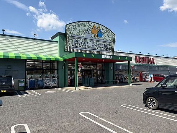 ニシナフードバスケット西原店岡山県倉敷市にある地域密着型スーパーです。生鮮食品の鮮度が高く、豊富な品揃えが魅力。夜22時まで営業しており、各種コード決済にも対応しています。 1000m