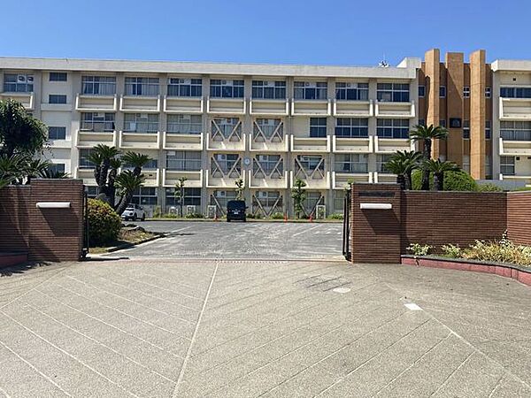倉敷第一中学校倉敷市の中心部に位置し、伝統と活気にあふれる歴史ある中学校です。文武両道を掲げ、充実した学習環境と活発な部活動を通して、豊かな人間性と自立心を育む、地域から深く信頼される教育を実践し…