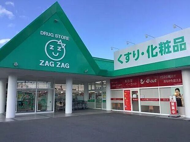 ザグザグ西阿知店西阿知駅近くのアクセスしやすい場所にあり、薬品から日用品、食品まで充実した品揃えのドラッグストアです。お得なポイントサービスや広い駐車場も完備し、地域の毎日の買い物を便利に支えます…