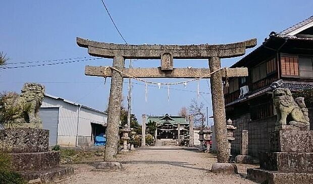 天滿神社天満神社は、学問の神様である菅原道真公を祀る神社です。受験合格や学業成就のご利益で全国的に有名です。境内には道真公の使いとされる牛の像や、好んだとされる梅の木が多く植えられている特徴があり…