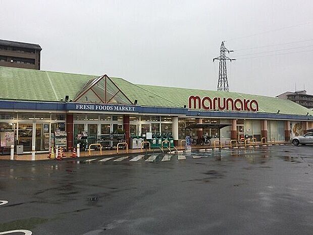 マルナカ老松店朝8:00から夜23:00まで営業するスーパーです。新鮮な生鮮食品や惣菜、日用品が揃い、日常の買い物に便利。倉敷駅から徒歩圏内に位置し、75台収容可能な駐車場を備えています。 1120m
