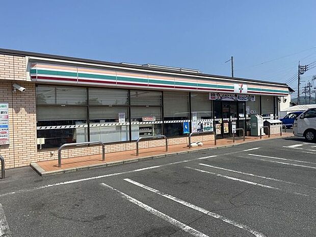 セブン-イレブン倉敷水江店イオンモール倉敷のすぐ近くに位置し、広い駐車場で車での出入りがスムーズなコンビニです。買い物前後のちょっとした立ち寄りや通勤・通学時にも便利で、手軽に利用できる充実した品…