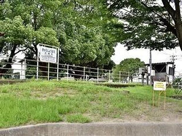 水島臨海鉄道球場前駅倉敷市水島緑地福田公園や球場へのアクセスに便利で、通勤・通学の足としても身近な駅です。緑豊かな環境に囲まれ、高架上からは水島臨海鉄道ならではのローカルな風景が広がります。 10m