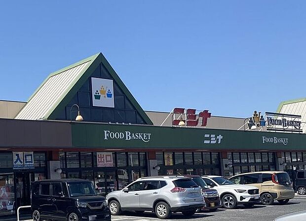 ニシナフードバスケット中島店新鮮な生鮮食品と焼き立てパンが人気の地域密着型スーパーです。夜22時まで営業しており、多彩なスマホ決済にも対応しています。 700m