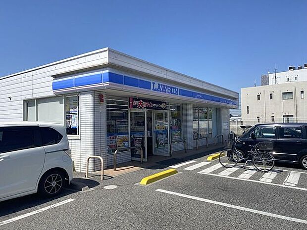 ローソン倉敷中島店国道429号沿いの24時間営業店。駐車場完備で車での利用に便利。ATM、酒、タバコを扱い、多様なキャッシュレス決済やデリバリーに対応。西阿知駅からも徒歩圏内です。 980m
