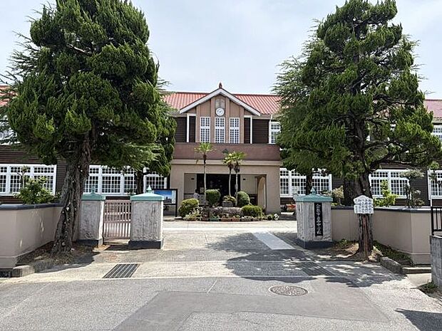 倉敷市立西中学校昭和12年築の歴史ある木造校舎が現役で使われている、岡山県内トップクラスの大規模公立中学校です。「学力向上と非認知能力の育成」を教育目標に掲げ、近年はブレザー制服の導入や定期テスト…