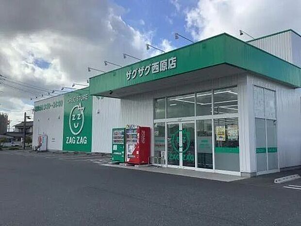 ザグザグ西原店旧2号線沿いに位置し、広い駐車場で車でのアクセスが素敵なドラッグストアです。医薬品から日用品、食品まで充実した品揃えとお得なポイント還元で、西原エリアの毎日の買い物を便利に支えます…