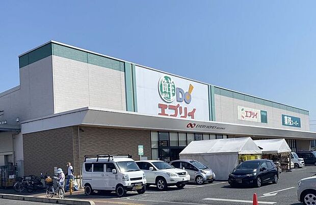 鮮Do！ エブリイ西阿知店鮮度の良いの肉・魚・野菜やボリューム満点のお惣菜が驚きの安さで手に入る人気スーパーです。「活気あふれる市場」のような雰囲気の中、圧倒的なコストパフォーマンスで西阿知エリア…