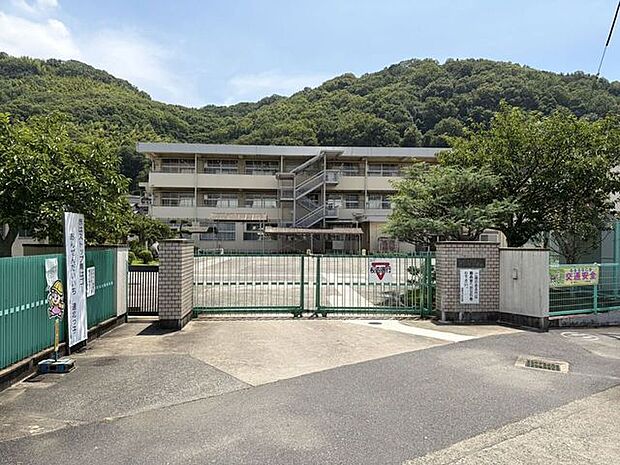 倉敷市立連島北小学校倉敷市連島町西之浦にある公立小学校です。明治36年(1903年)に設置された歴史のある学校で、連島の北山麓に広がる豊かな田園風景や自然に囲まれています。 1070m