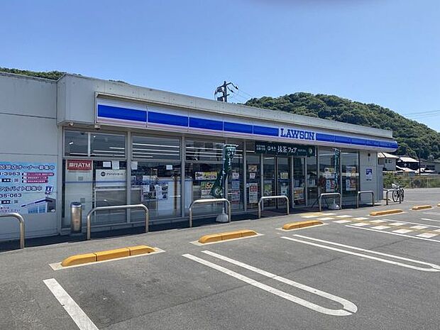 ローソン倉敷連島町矢柄店水島エリアへのアクセスが良く、通勤やお出かけの際に気軽に立ち寄れる便利なコンビニです。定番のマチカフェや人気スイーツ、充実のお惣菜で、地域の方々の快適な毎日の暮らしを笑顔で…