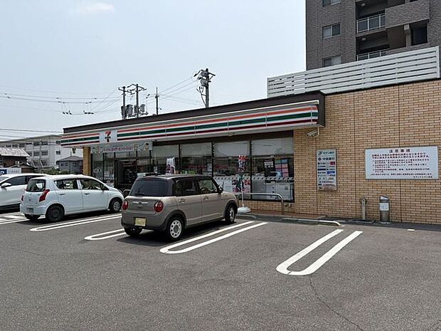 セブン-イレブン 倉敷商業高校西店倉敷商業高校のすぐ西側に位置するコンビニです。周辺校の通学路沿いにあり、学生や地域住民の利用に便利。広い駐車場を完備し、車でのアクセスもスムーズで、セブンカフェや…