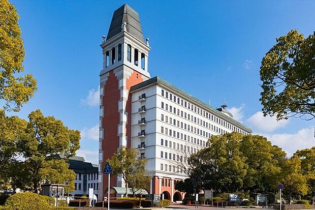 倉敷市役所市役所は、白壁の美観地区で有名な観光都市の行政拠点です。木曜日は一部窓口を19時まで延長し、利便性を高めています。本庁舎の最上階には無料の展望台があり、市街地を一望できる市民の憩いの場で…