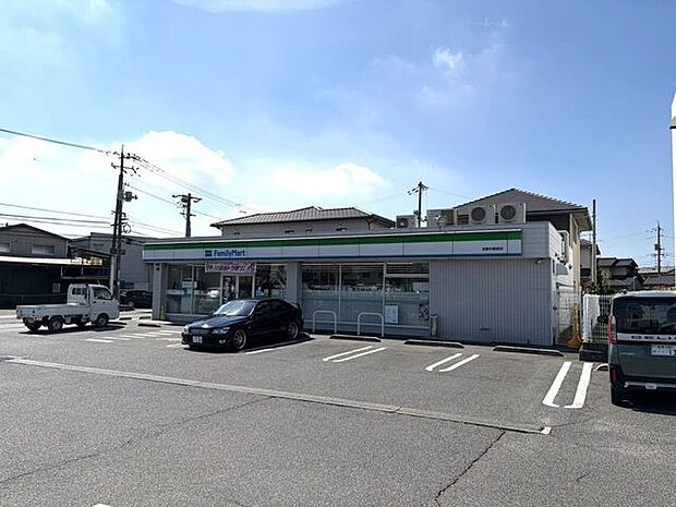 ファミリーマート 倉敷中島南店24時間営業でいつでも利用できる利便性の高いコンビニエンスストアです。豊富な食料品や日用品に加え、各種サービスも充実しており、日々の暮らしや移動中の立ち寄りを快適にサ…