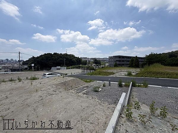 敷地奥から道路へ