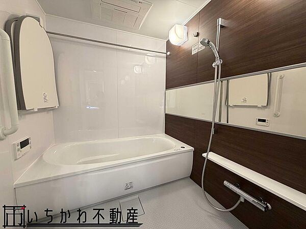 1620サイズの大きなお風呂　TESSの温水式暖房乾燥機がついています　電気代を気にせずにたっぷりと使えます