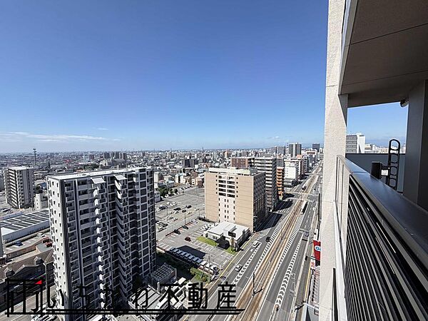 眺望　真下に路面電車が