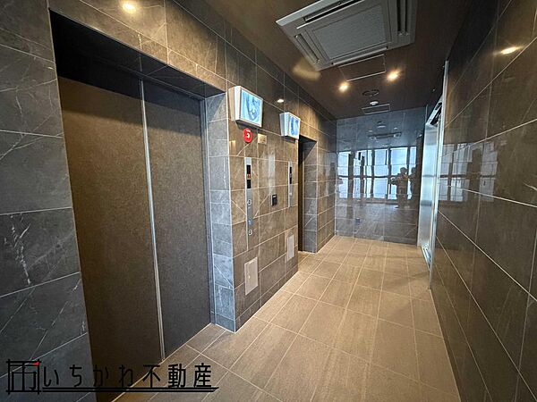 エレベーターホールには防犯用のモニターがついています