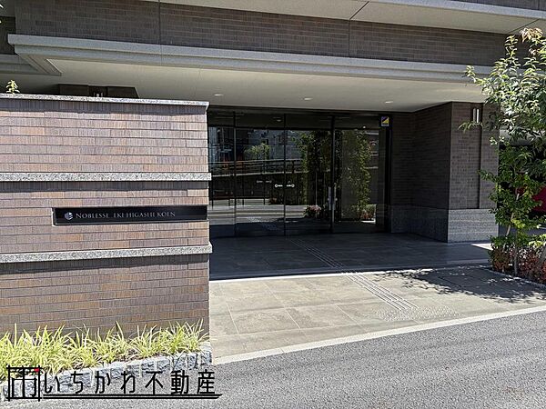 水平ラインが美しい玄関庇