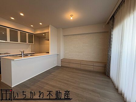 リビングからダイニングへ カウンター収納とエコカラット
