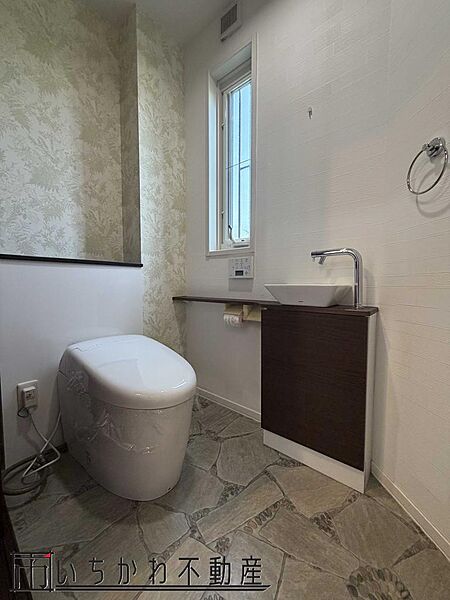 トイレも引き戸でバリアフリー仕様です