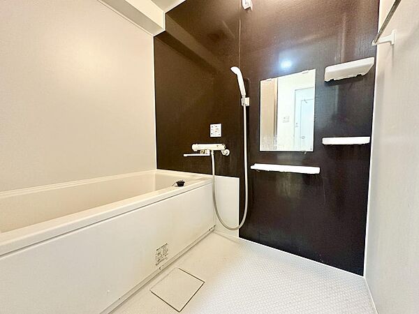 シンプルかつ使いやすい浴室です♪大変綺麗にお使いでしたので、そのままでもお使いいただけます(^^)/