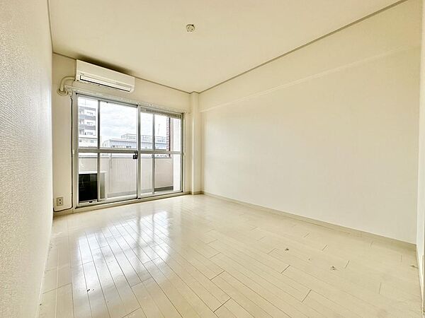 南側６帖のお部屋です♪バルコニーからの光で日当たり良好の暖かいお部屋です(^O^)／寝室にはもちろん、書斎や趣味のお部屋にもぴったりです☆