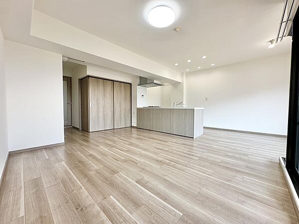 アイランドキッチン採用の特別感あふれるリビング♪１７．５帖の広さで家族が自然と集まり会話が生まれる空間(^O^)／