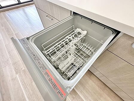 食洗機は忙しい主婦の味方です♪使った食器は軽く流して入れるだけ!ボタン一つで家事が一つなくなります(^O^)/