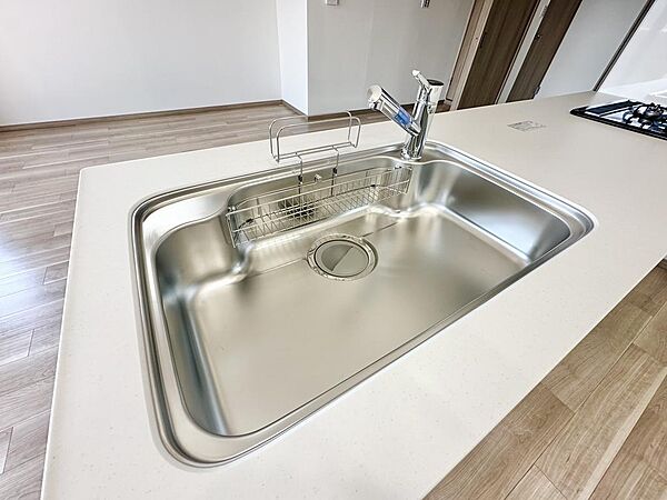 浄水器一体型水栓付きの広々シンクは家事がしやすく、ストレスフリーです♪ウォーターサーバー不要で、お手入れもラクラクです(^^)/