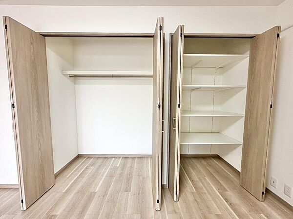 リビング横６帖のお部屋の収納も大容量！洋服だけでなく、書類や掃除機なども綺麗にまとめられます(^O^)／