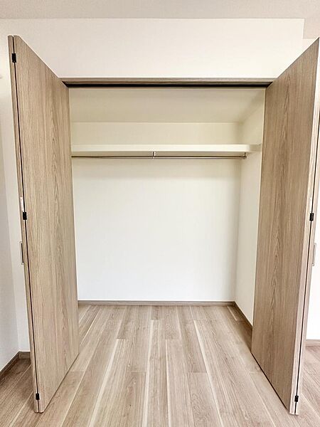 ５．３帖のお部屋にも大容量クローゼットが備え付けです♪お子様の洋服や仕事道具などスッキリ収納できます(^^)/