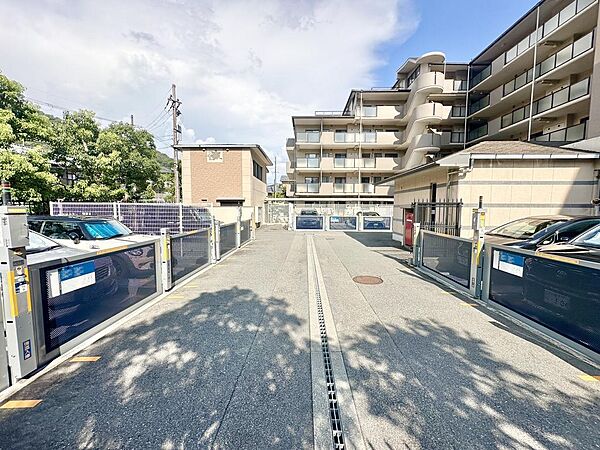 マンションには併設の駐車場があります♪盗難対策もバッチリです(^O^)／