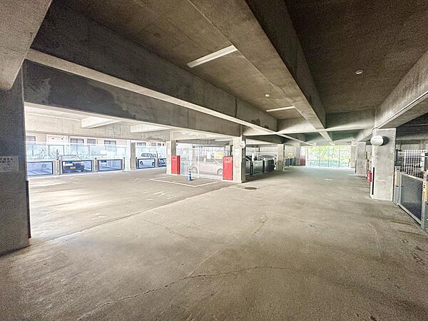 屋外だけでなく、地下にも駐車場があります♪大事なお車が雨風に晒される心配なし！一目につかない場所で盗難の心配もなしです(^^)/