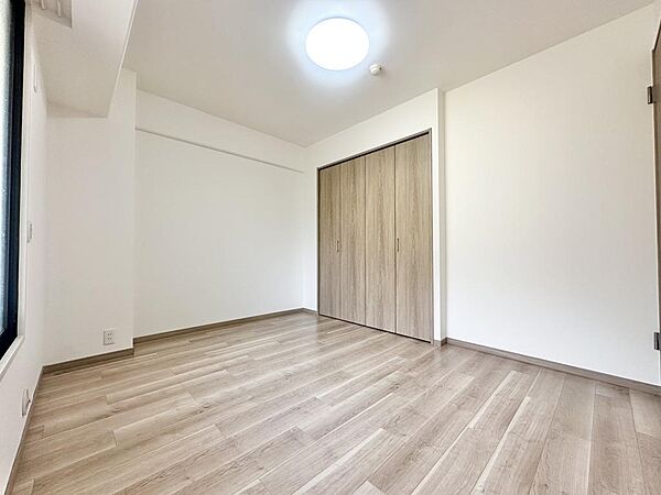 落ち着いた雰囲気の５．３帖のお部屋は子供部屋や書斎、ワーキングスペース等使い勝手の良いお部屋です♪