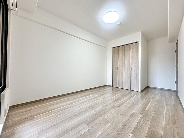 ６．３帖の洋室には小さなバルコニーとウォークインクローゼットがあります♪南側からの採光で１日中日当たりの良いお部屋です(^^♪