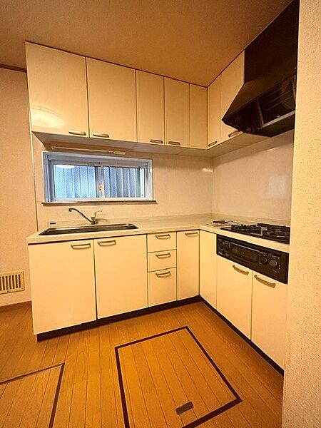 ご夫婦や親子で一緒に料理をすることも増えそうな広めのワークトップ。
