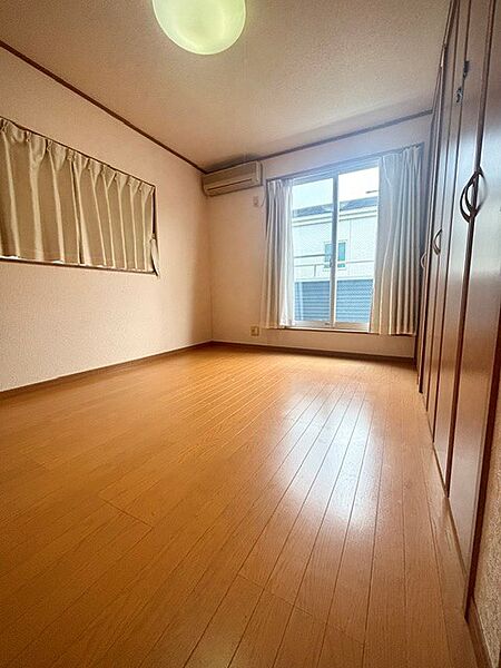 南向きの大きな窓から陽光が差し込むお部屋です。気持ちの良い朝日を浴びて、目覚めの良い健康的な朝を迎えられそう。