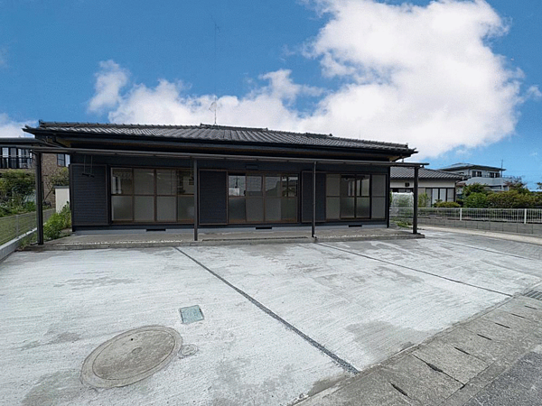【リフォーム完了】駐車場土間打ち工事をしてきれいになりました！平置き並列で4台駐車可能になりました。大型ワゴン車や、キャンピングカーなども駐車できますね♪
